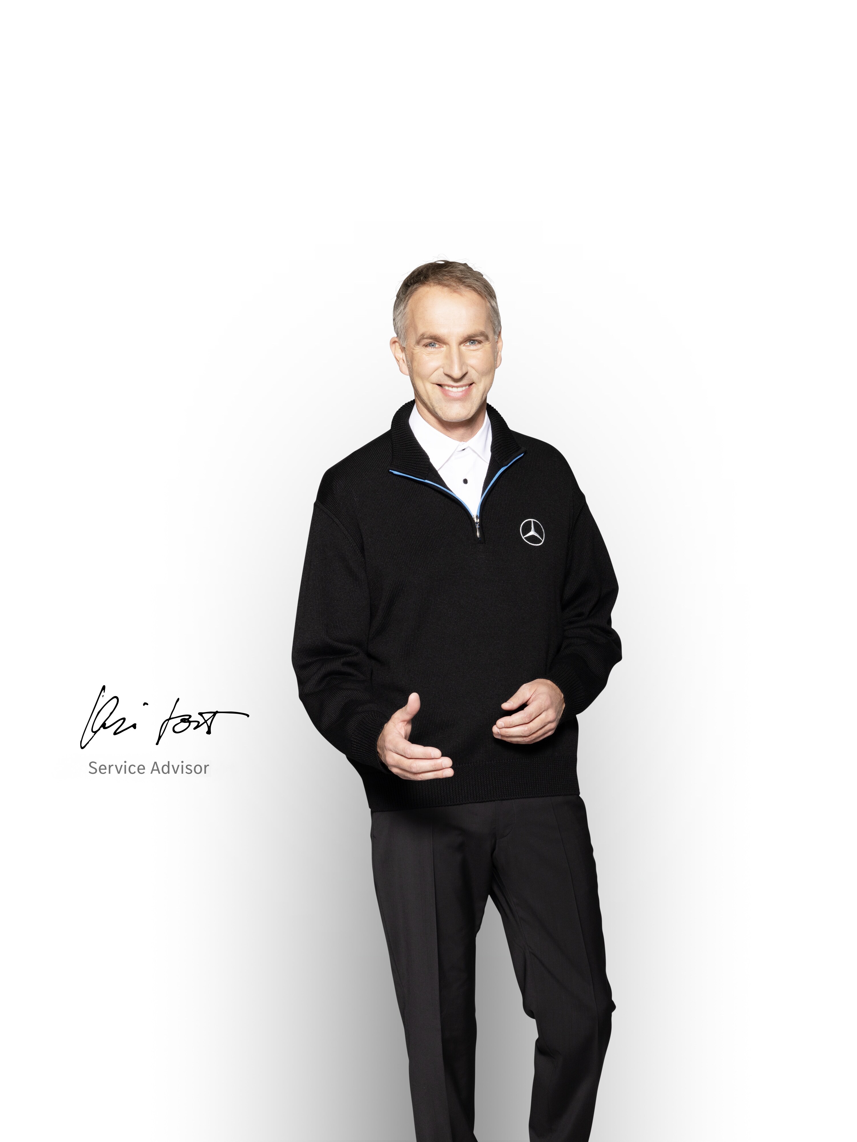Ein Serviceberater sorgt mit einem Lächeln für besten Mercedes-Benz Service für Nutzfahrzeuge.