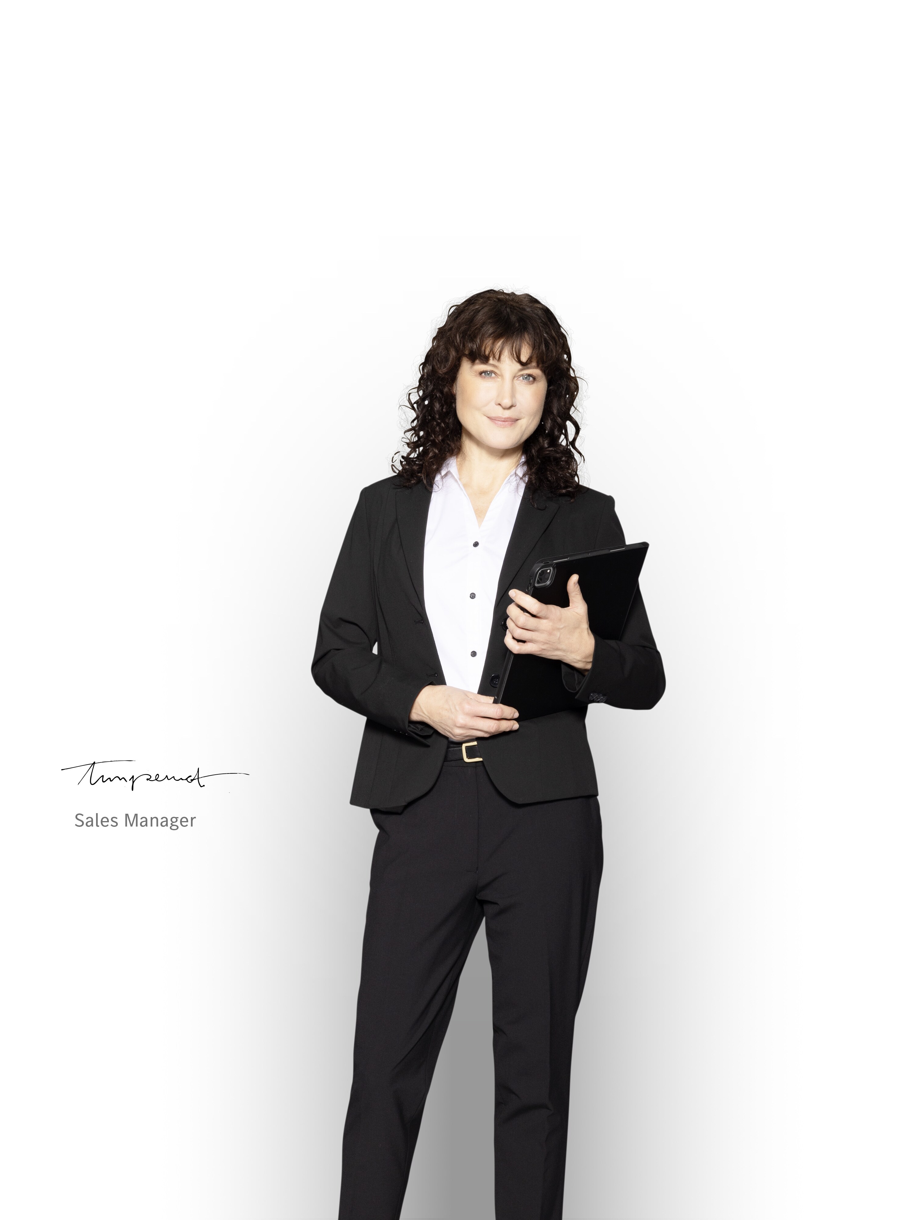 Mercedes-Benz Verkaufsleiter mit einem Tablet, um über die Dienstepakete zu informieren.