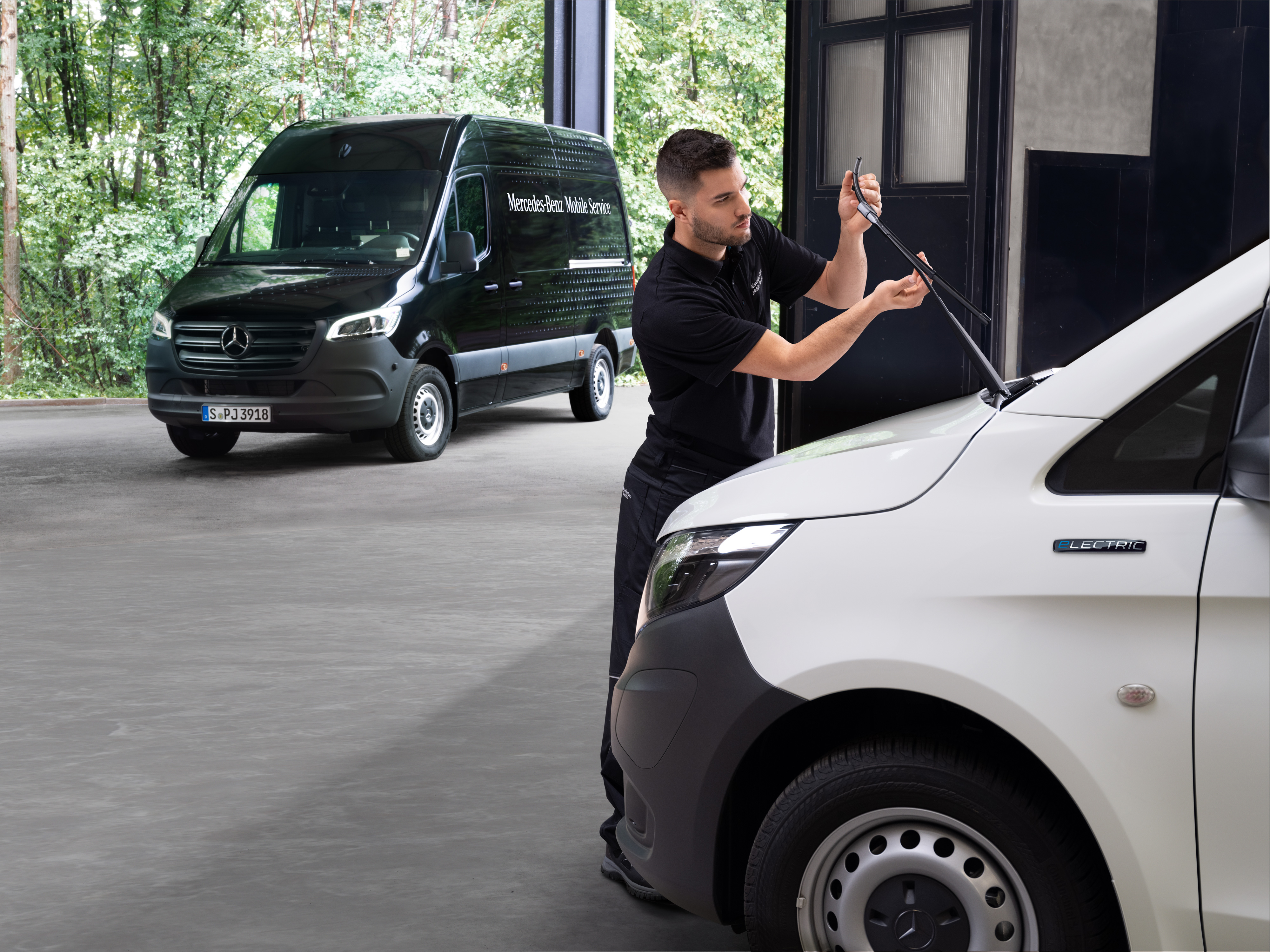 Mercedes-Benz | Mobile Service | Sonstige Leistungen Ein Techniker wechselt die Wischerblätter an einem weißen Mercedes-Benz Vito Transporter.