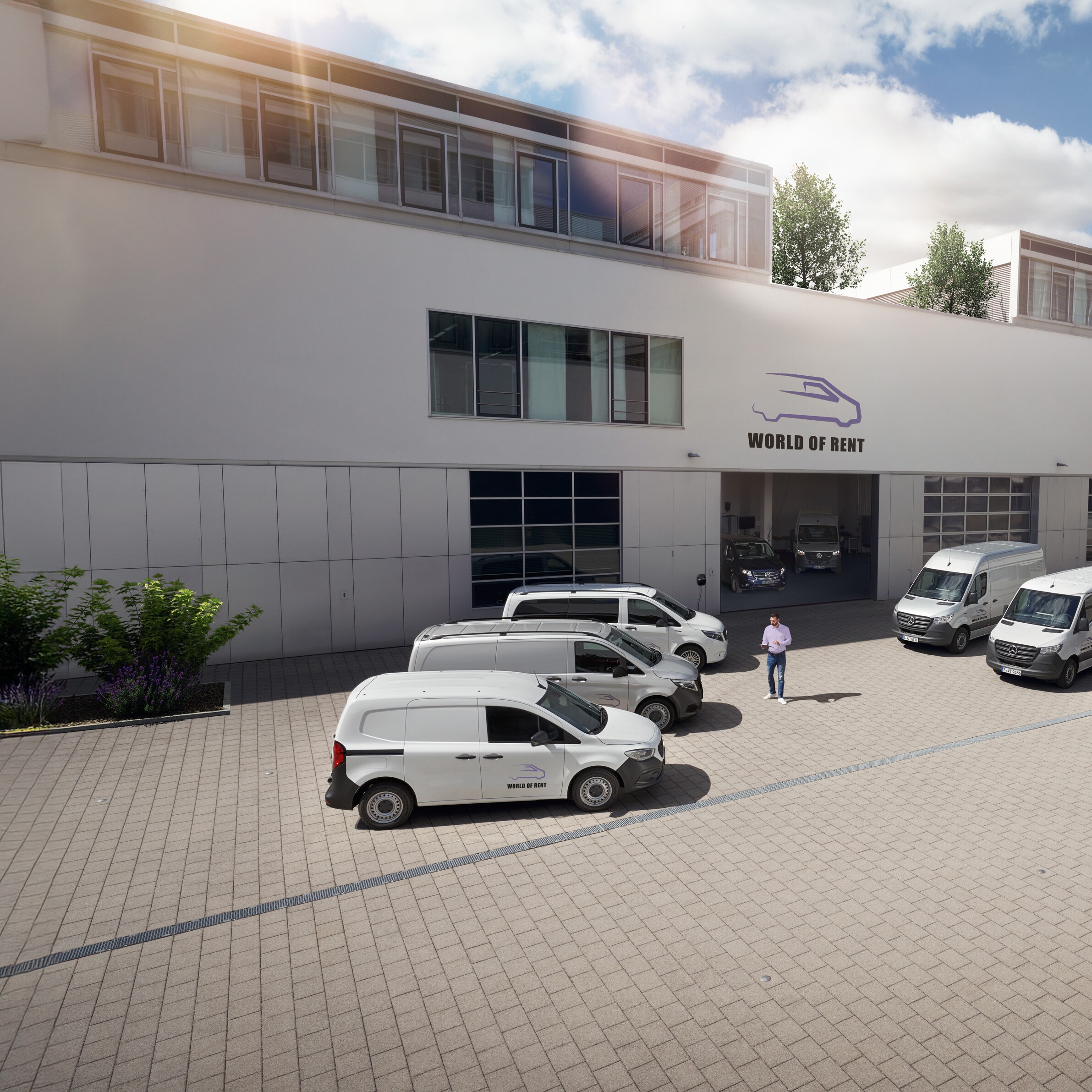 Several Mercedes-Benz vans in front of a building, Uptime Monitor provides an overview of the vehicle’s status at any time.