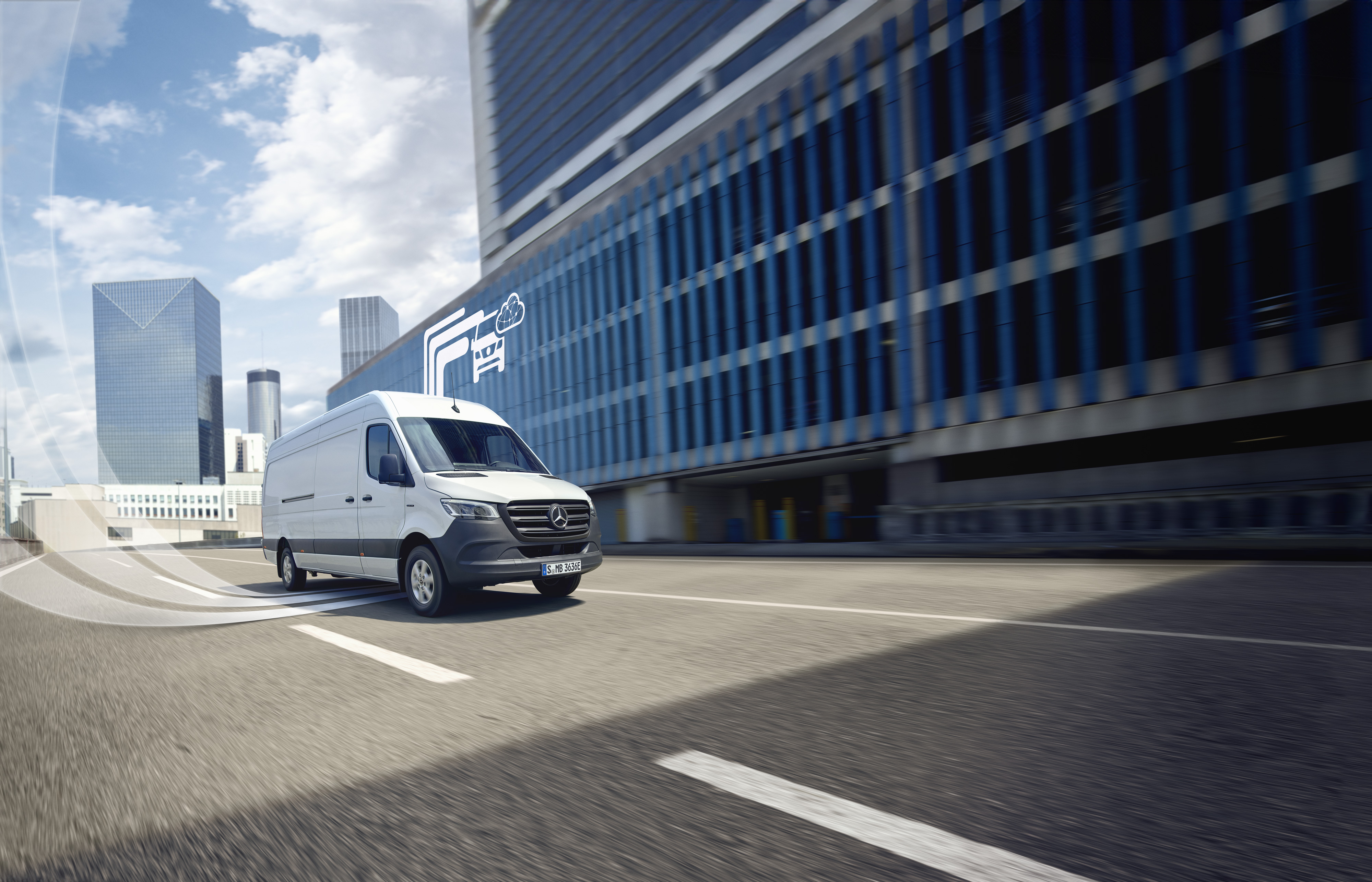 Mercedes-Benz | Transportertechnik | Digitale Extras Mercedes-Benz Transporter fährt vor einer modernen Kulisse, digitale Mercedes-Benz Technik wird visualisiert.