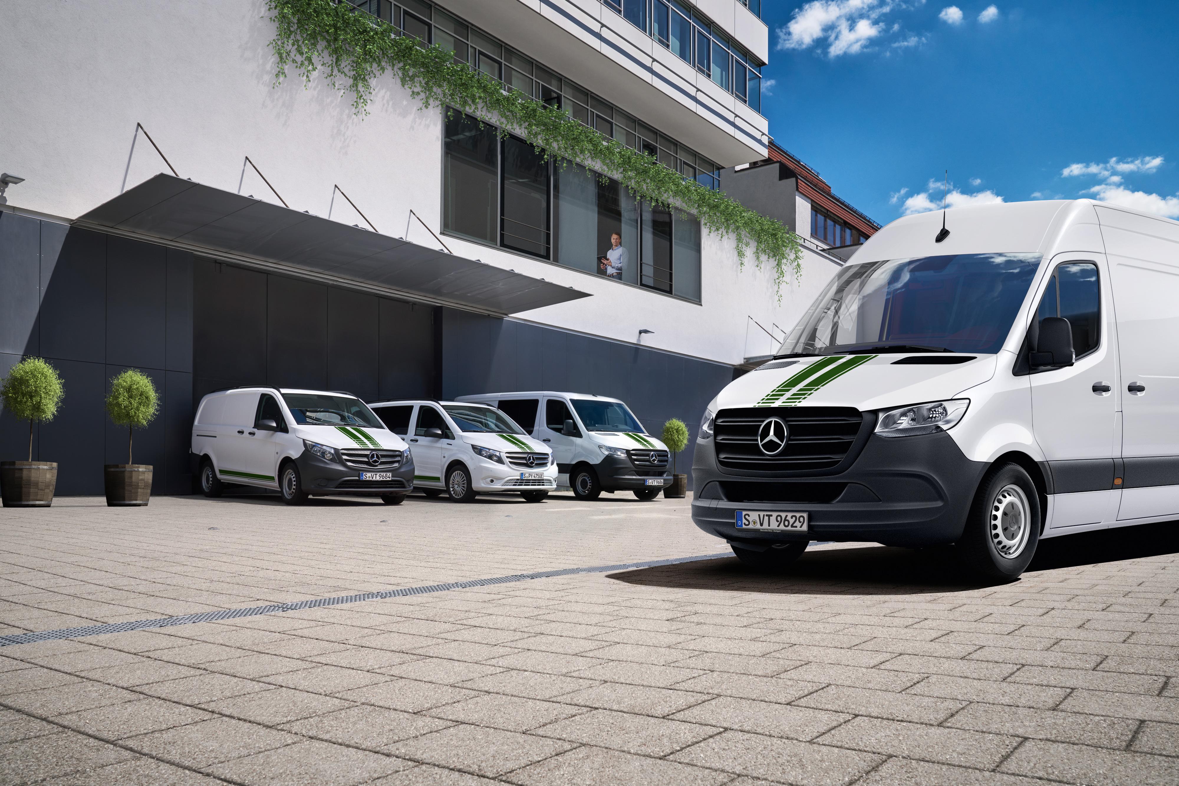 Mercedes-Benz | Transportertechnik | Van Uptime Monitor Ein Fuhrpark von Mercedes-Benz Transportern vor einem Gebäude, die die digitale Fuhrparküberwachung symbolisieren.