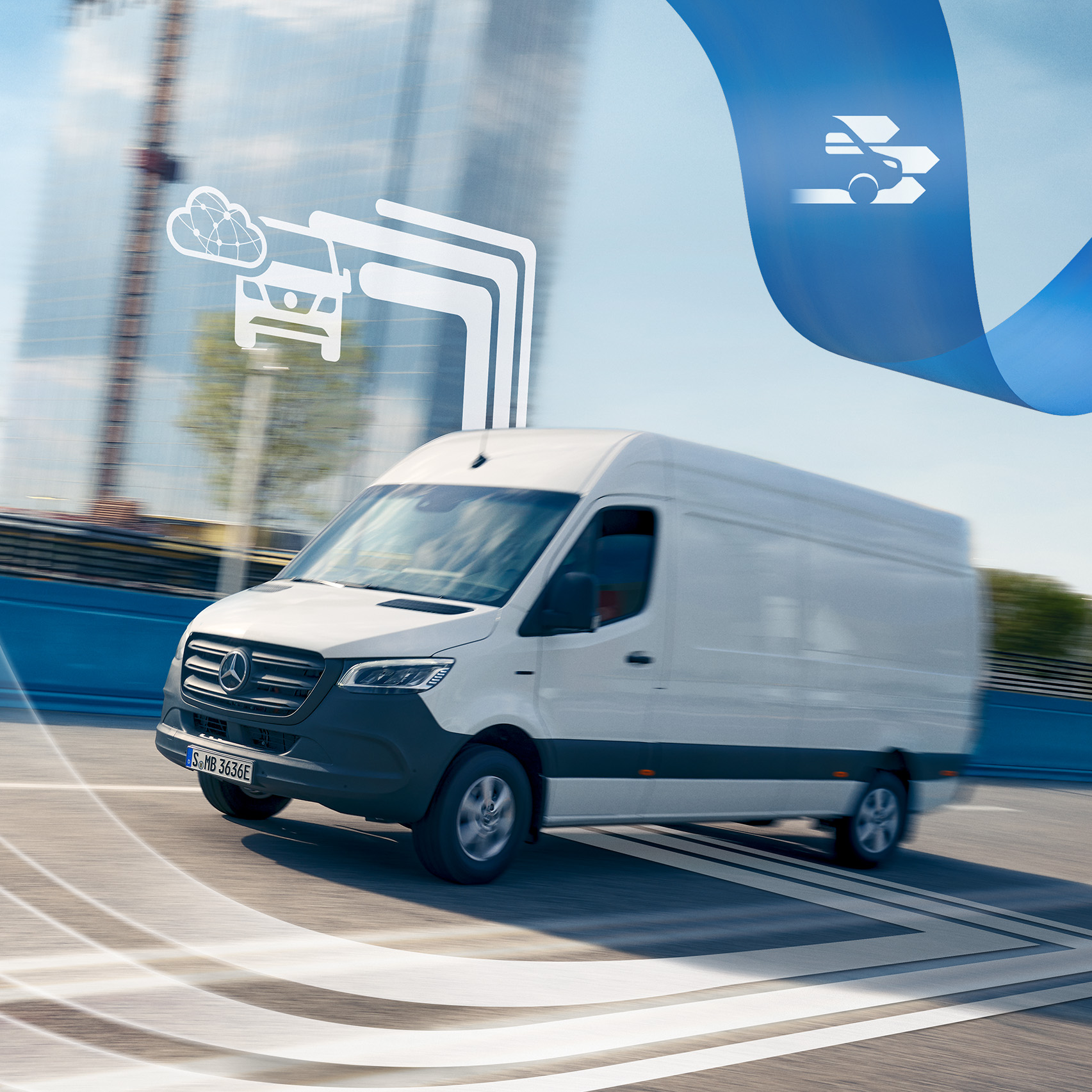 Mercedes-Benz | Transportertechnik | Digitale Extras Weißer Mercedes-Benz Sprinter Transporter auf der Straße mit digitalem Symbol.