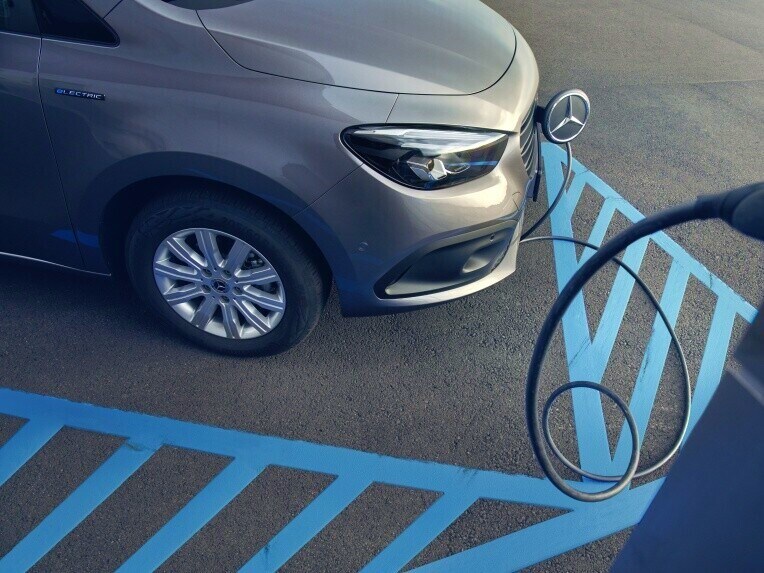 Der Mercedes-Benz eCitan Tourer beim Laden an einer Ladestelle.