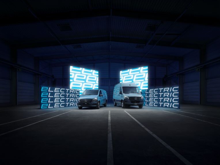 Die Mercedes-Benz Elektrofahrzeuge auf der Straße.
