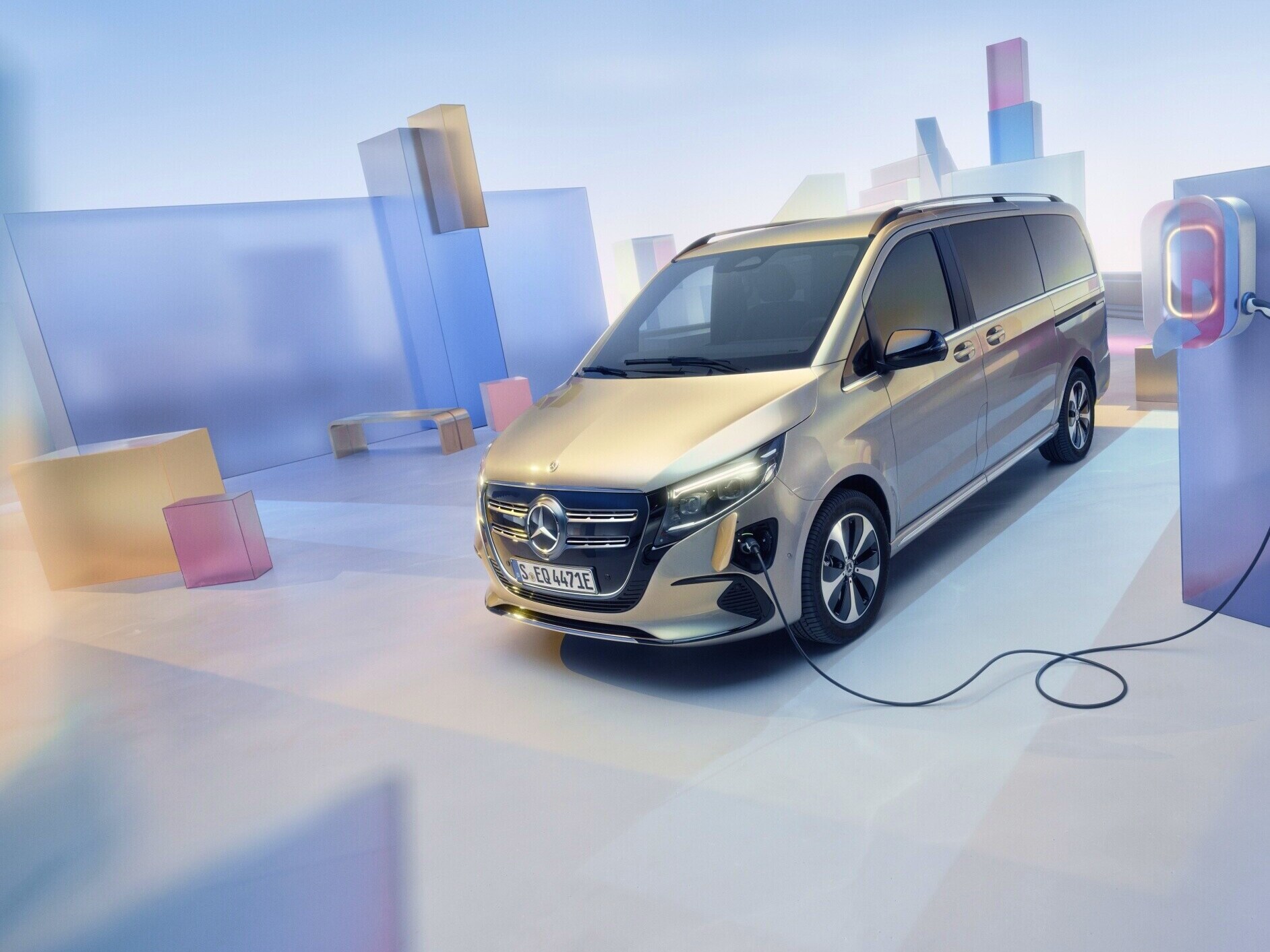 Der Mercedes-Benz EQV an einer Ladestation.