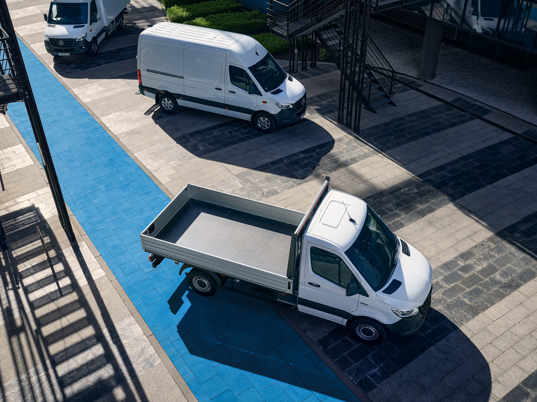 Mercedes-Benz eSprinter Modelle auf einem Parkplatz.