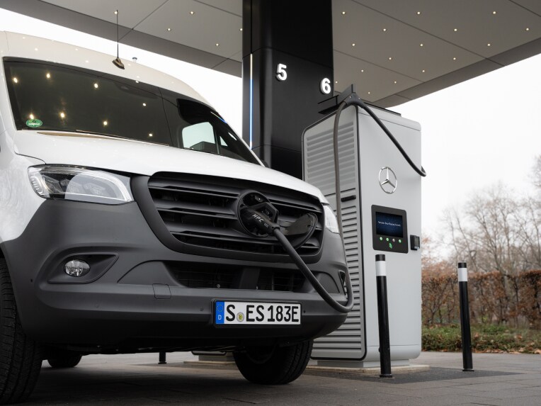 Der eSprinter Kastenwagen beim Laden an einer Ladesäule.