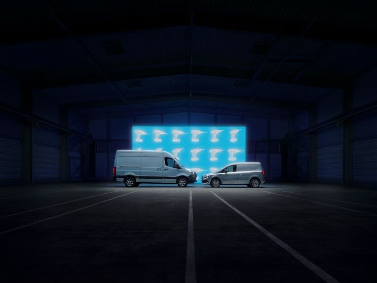 Der Mercedes-Benz eVito Kastenwagen beim Laden an einer Ladesäule.