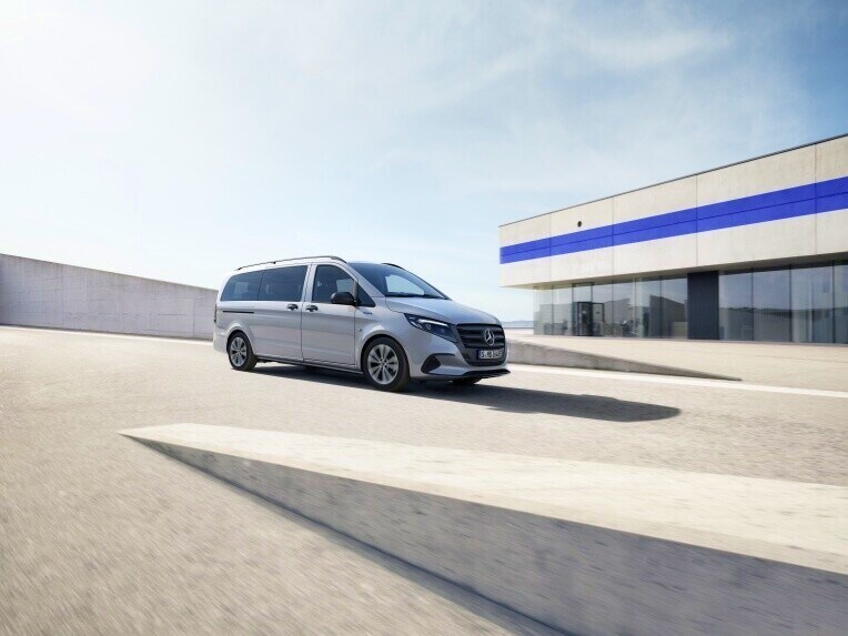 Der Mercedes-Benz eVito Tourer auf dem Dach eines Parkhauses.