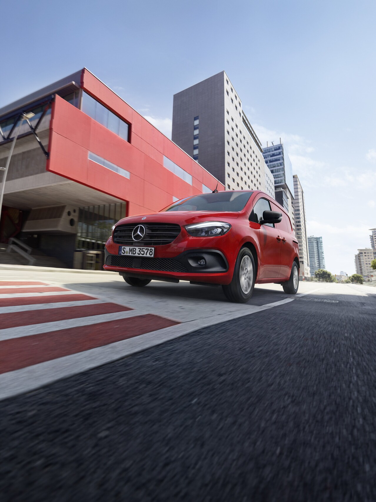 Der Citan Kastenwagen beim Fahren auf der Straße.