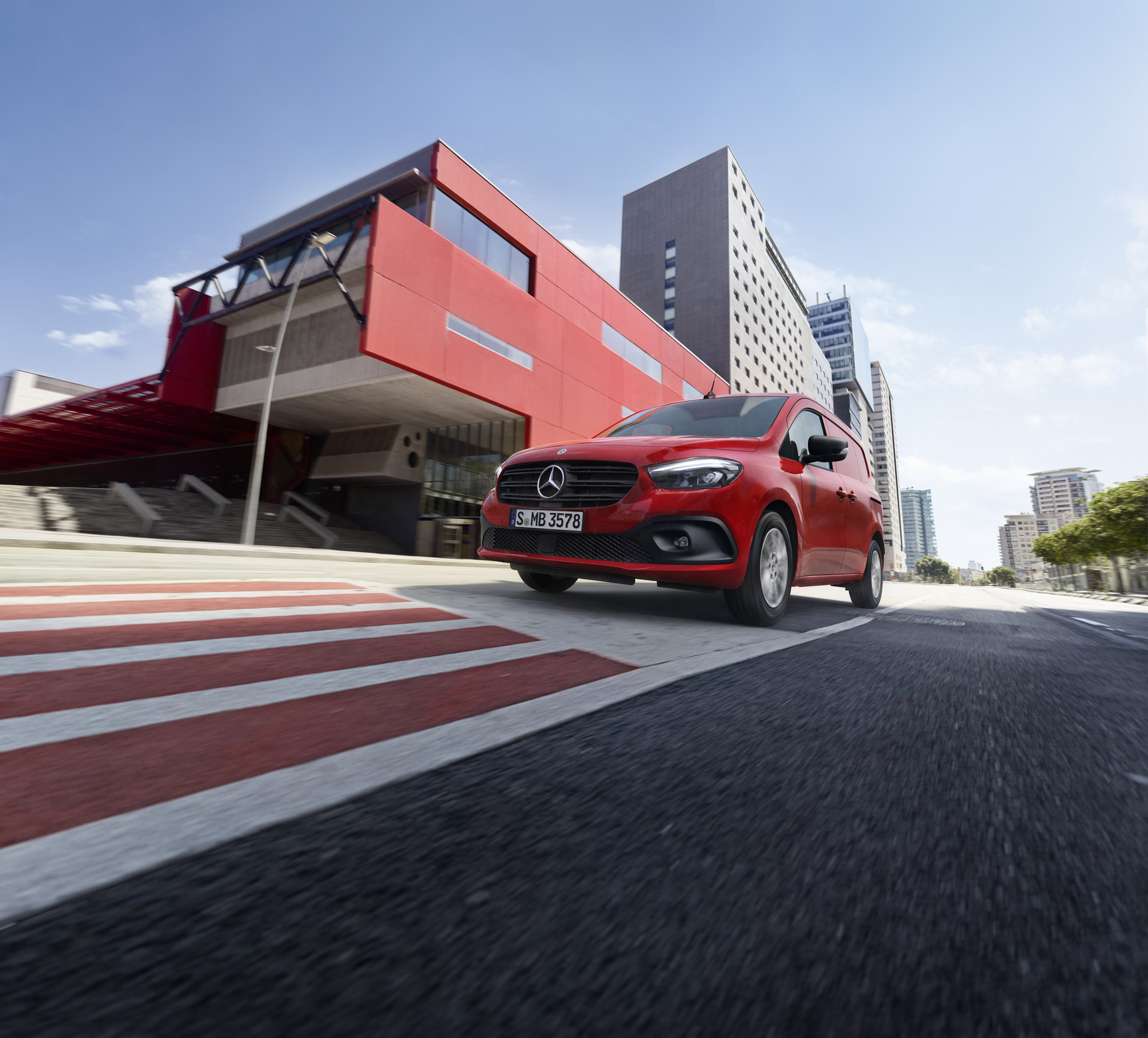 Citan | Mercedes-Benz Der Citan Kastenwagen beim Fahren auf der Straße.