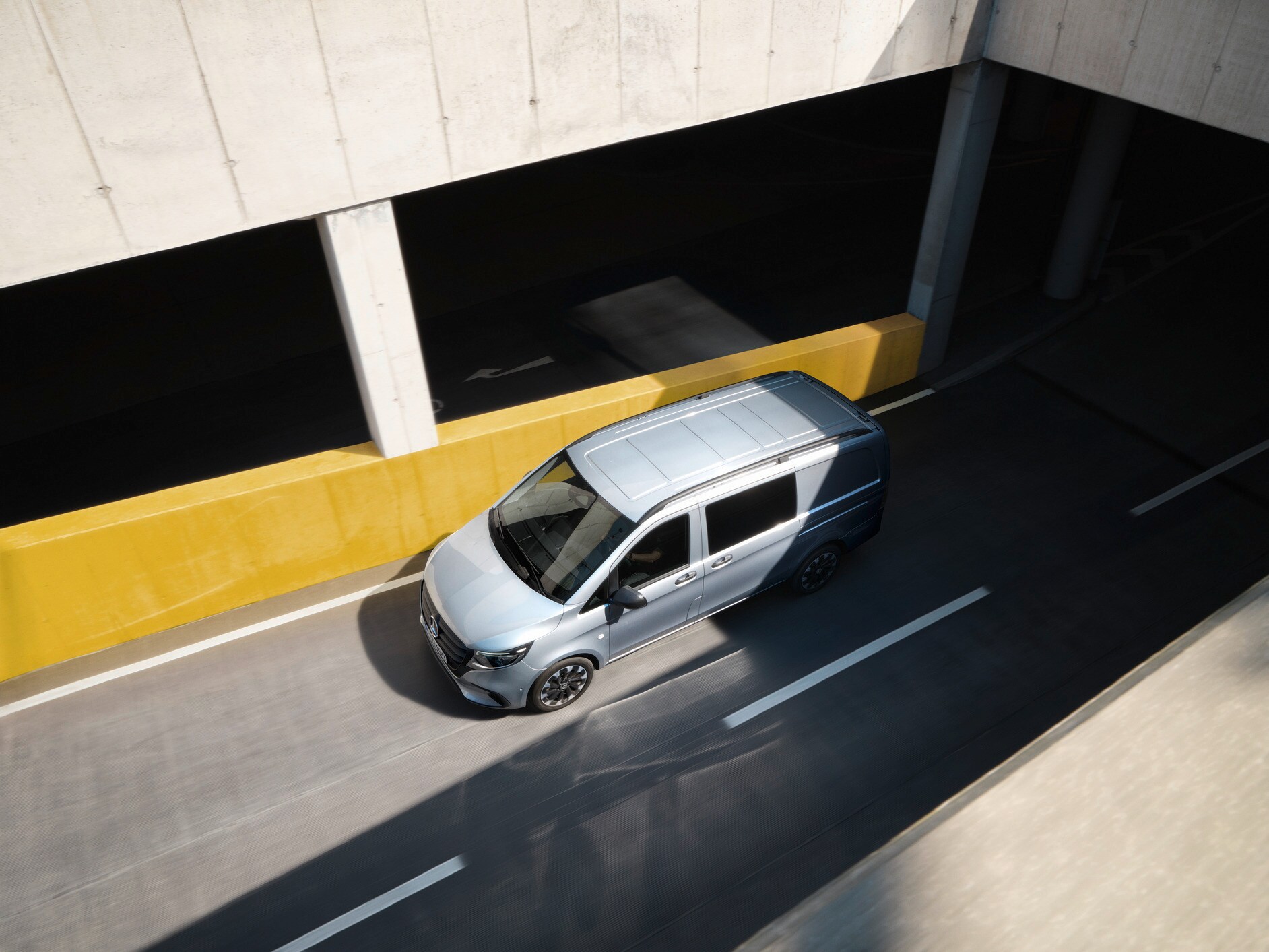 Der Mercedes-Benz Vito Mixto fährt eine Einfahrt hinauf.