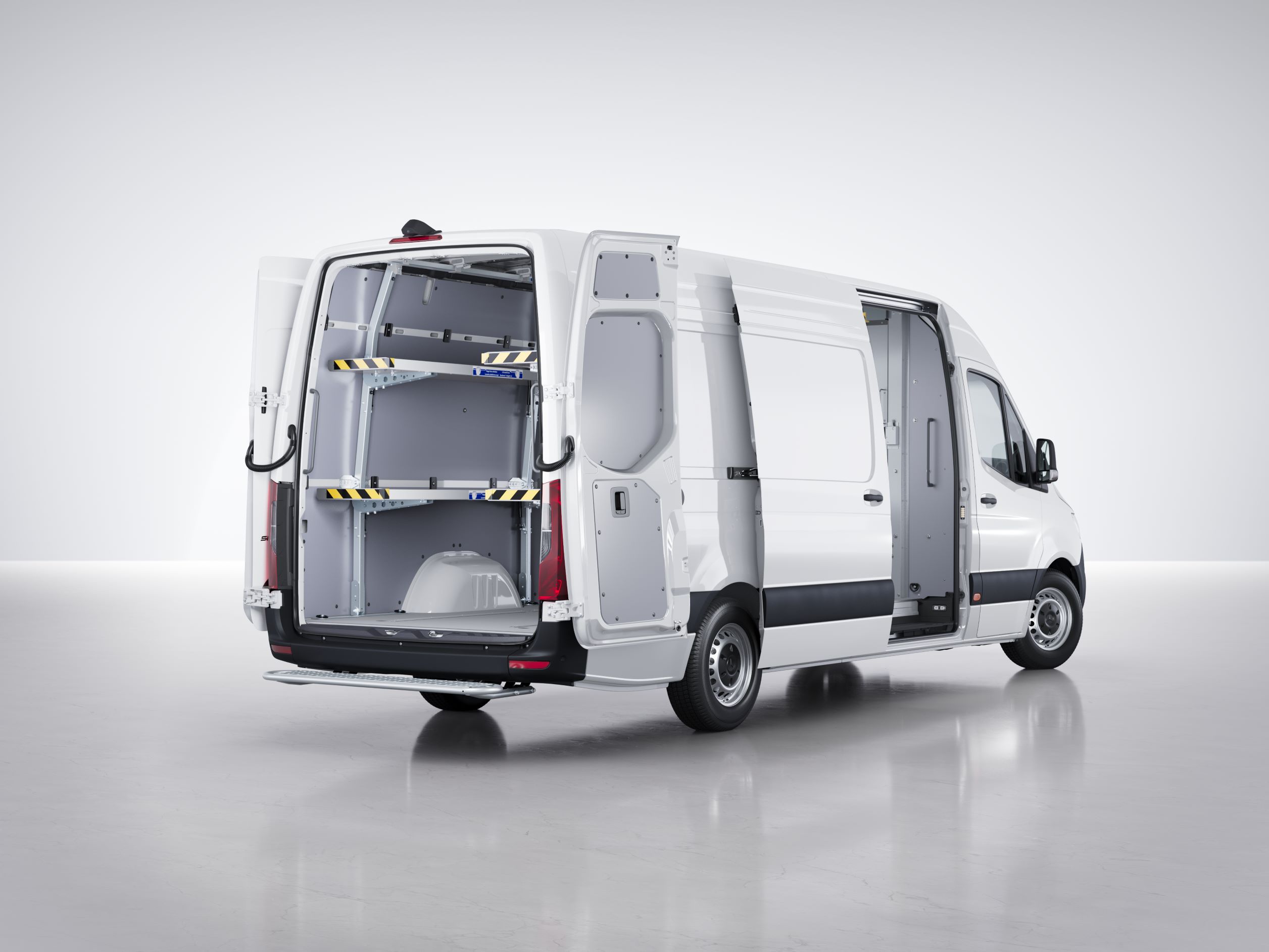 Sprinter mit Regalsystem I Mercedes-Benz The Sprinter with shelving system.