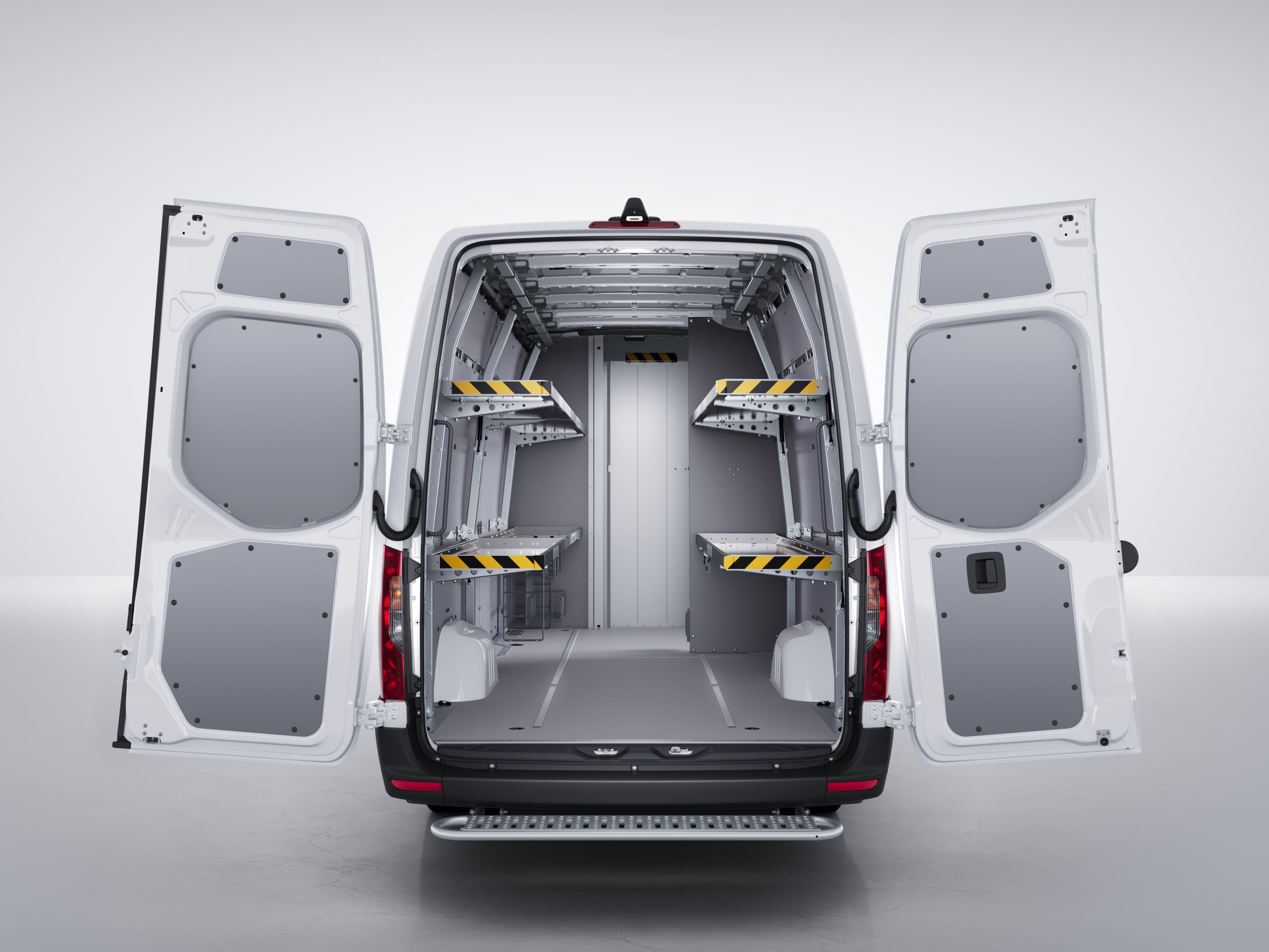 Sprinter mit Regalsystem I Mercedes-Benz The Sprinter with shelving system.