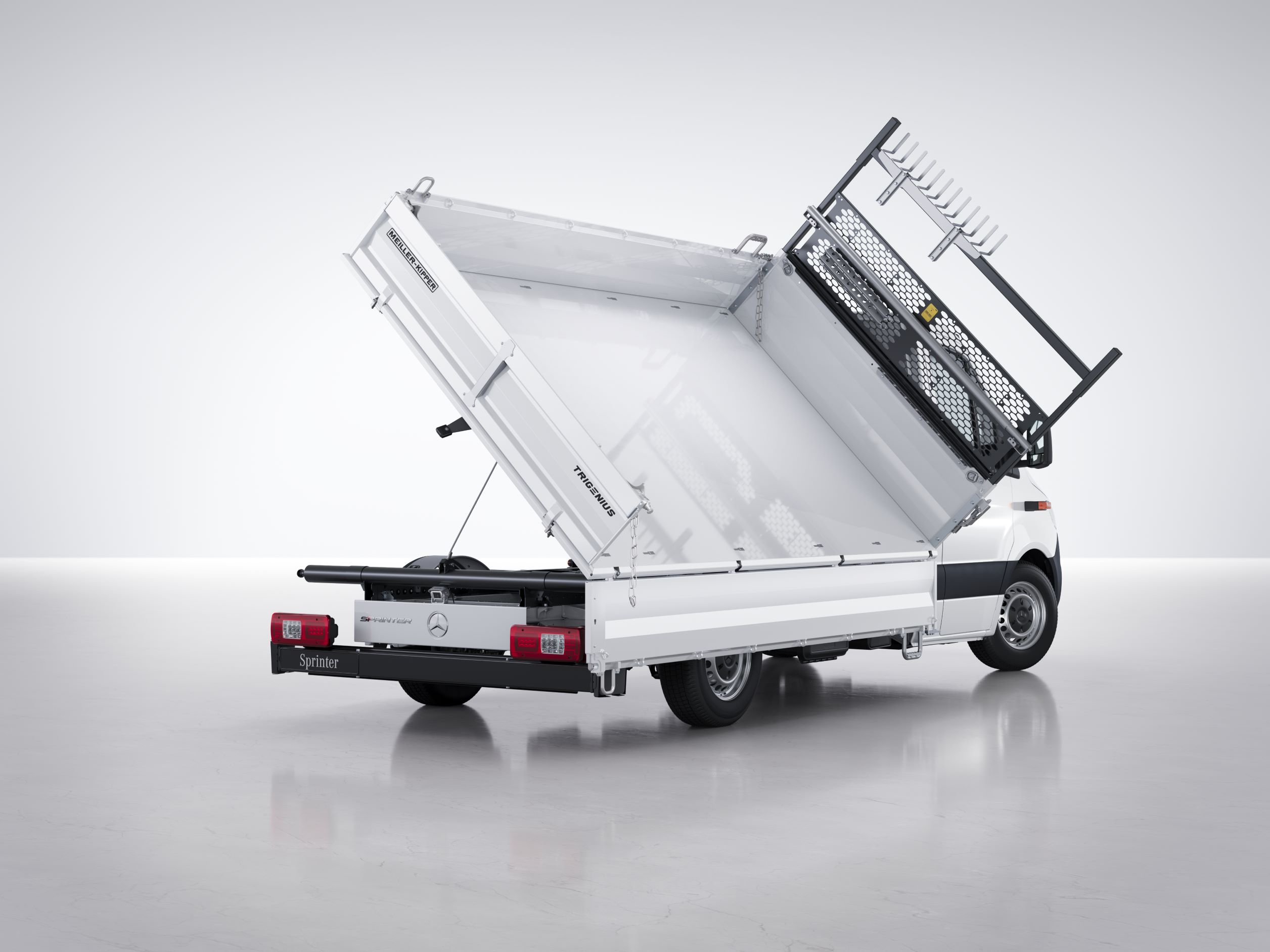 Abklappbare Pritschenwände I Sprinter mit Dreiseitenkipper von Meiller I Mercedes-Benz The Sprinter with Folding side walls.