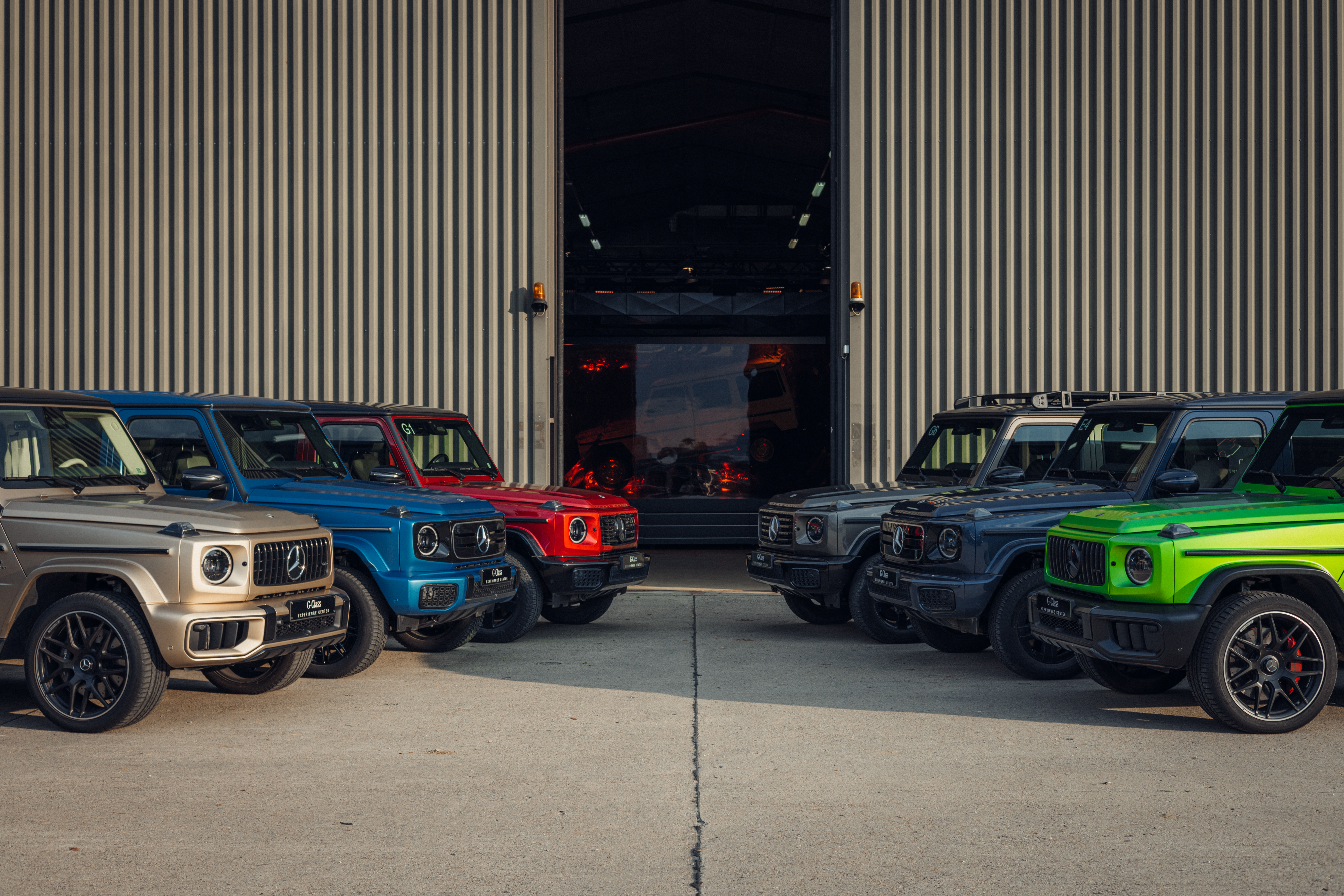 G-Klasse Werksabholung G-Klasse in verschiedenen Farben vor Werk